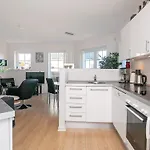 5 Person In Appartement *